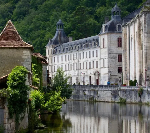 L'abbaye se reflétant dans la Dronne