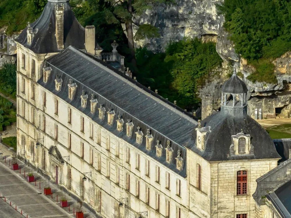 L'abbaye de Brantôme adossée à la falaise