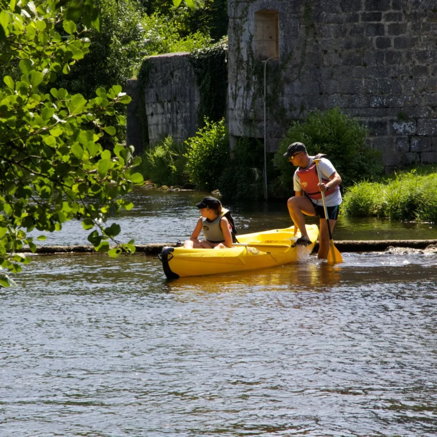 Canoë sur la Dronne au pied des remparts