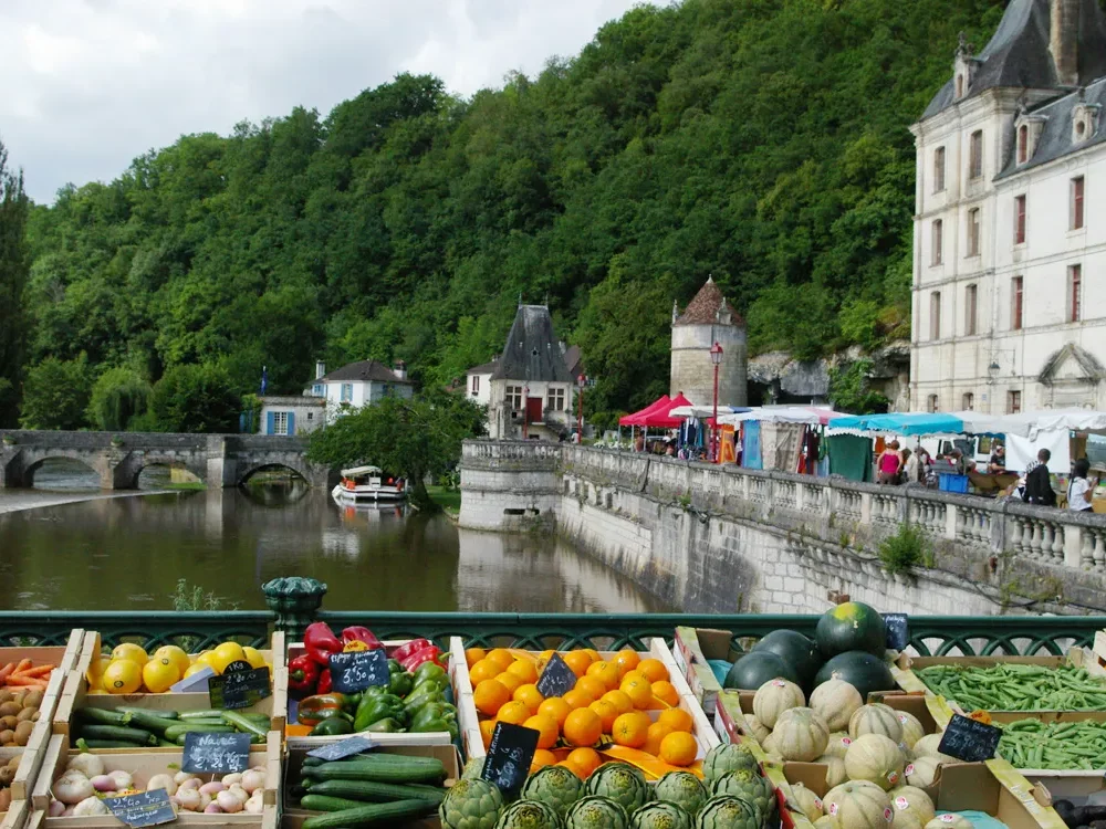 Marché sur les quais, le pont et l'abbaye