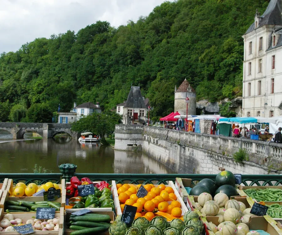 Marché sur les quais, le pont et l'abbaye